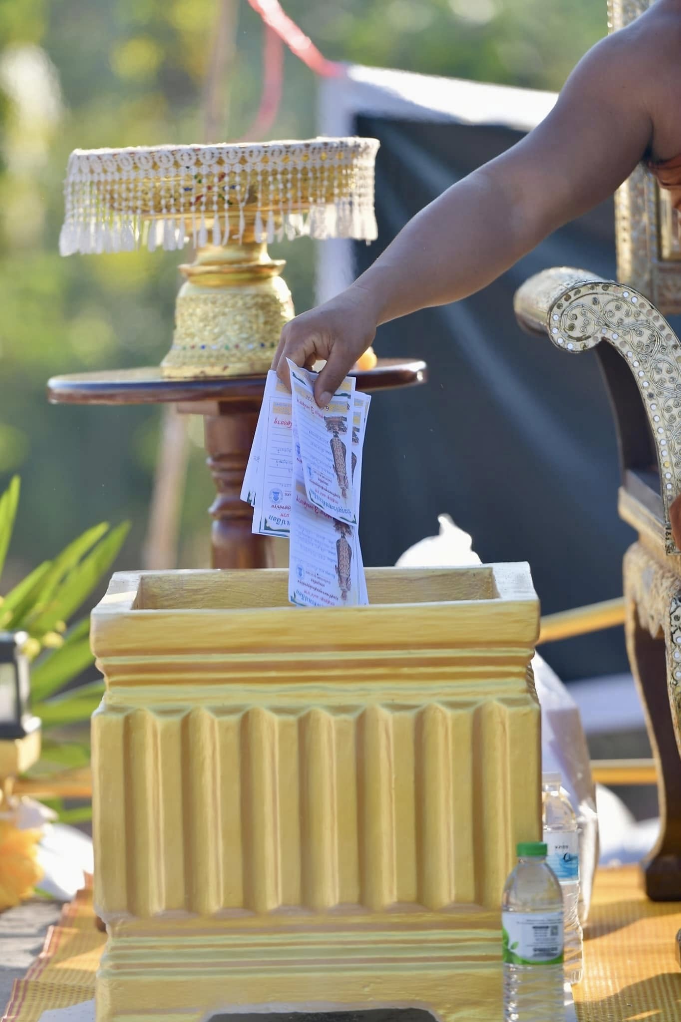 ศรัทธาร่วมพิธีบังสุกุลกลางแจ้ง