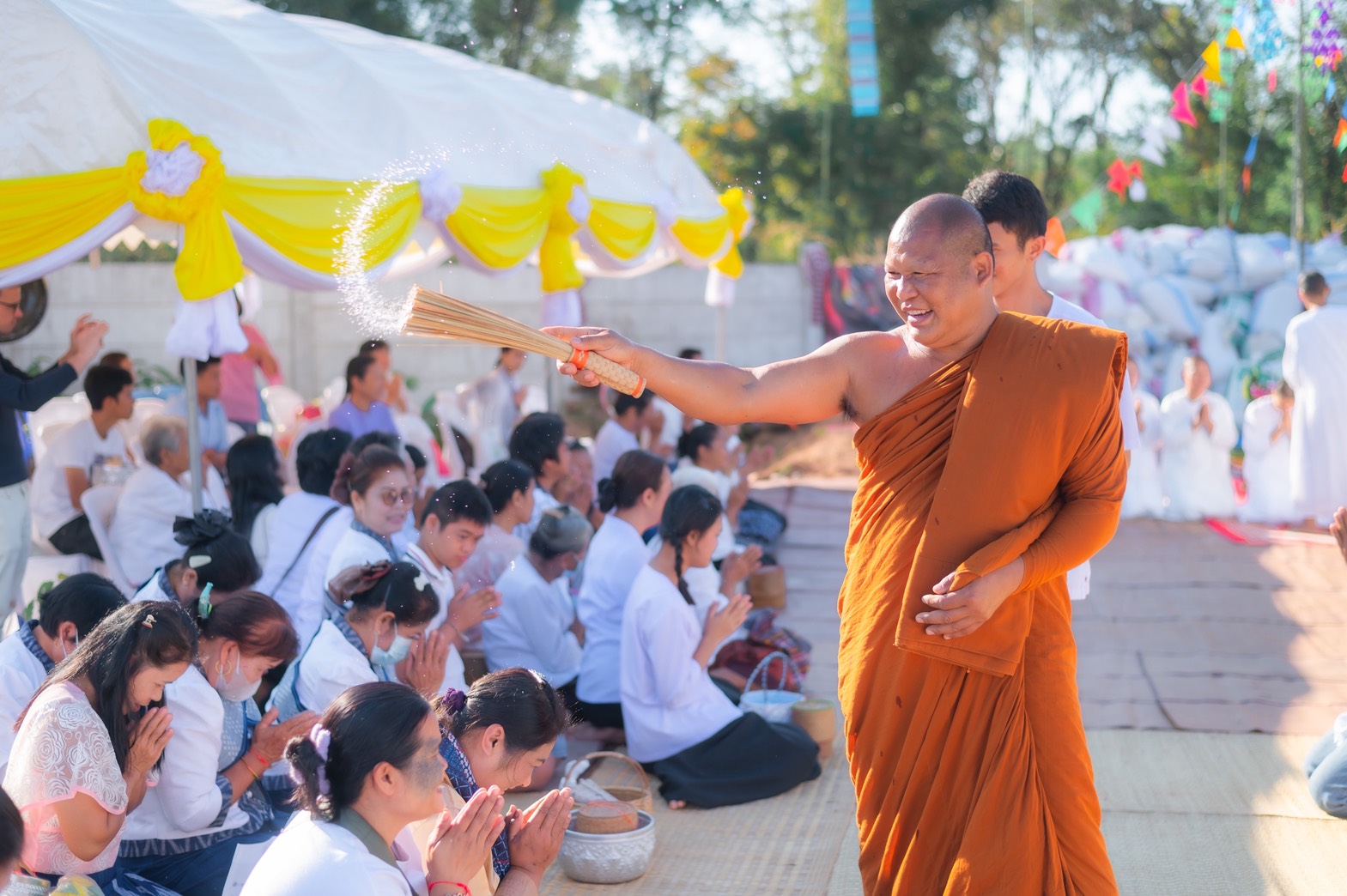 พิธีประพรมน้ำพระพุทธมนต์แก่ศรัทธา