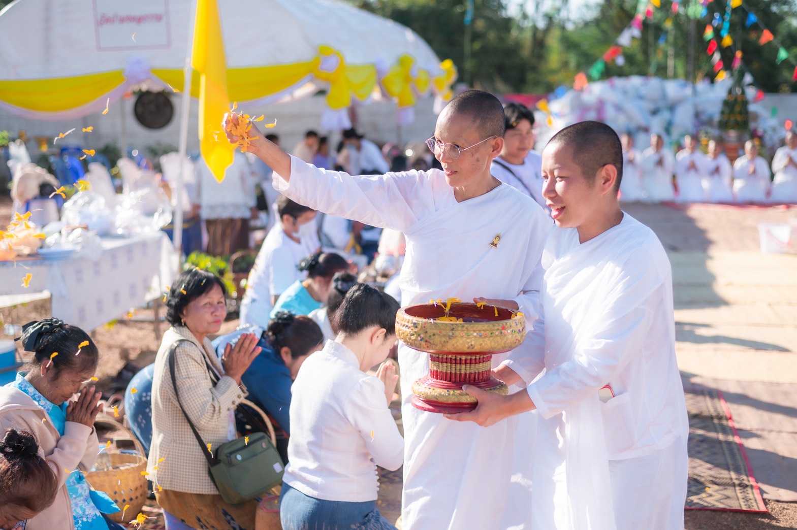 ศรัทธาร่วมโปรยดอกไม้ถวายบุญ